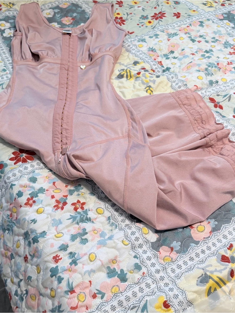 Noely Fajas “Moldeadora Extrema” pierna larga, size Large In Rose Gold color.